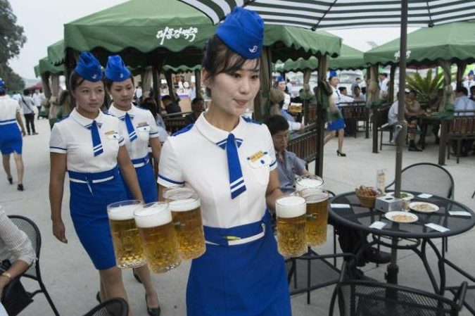 105658677_This_photo_taken_on_August_12_2016_shows_a_waitress_carrying_jugs_of_beer_to_guests_be-large_trans++RjjRTclCn5EntB_unxOyXukWZ2wQyMFrq6bVM5K5Eps